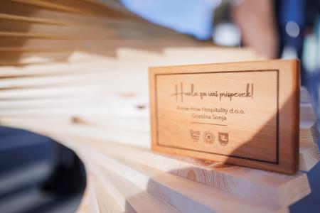 Predaja dobrodelne lesene jelke. Foto: Jaka Ivančič. 